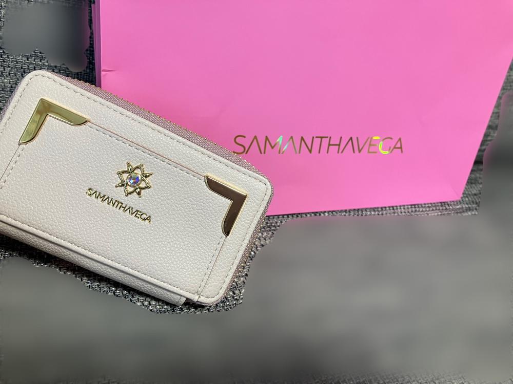 お客様からいただいた クリスマスプレゼント🎁✨  欲しいって言ってたの くれて嬉しいー🙈  ほんとにあたしの好みを わかってくれてるから 毎回外さない、さすが😏👏  大事に使わせていただきます♡ いつもいつもありがとー🥰    .