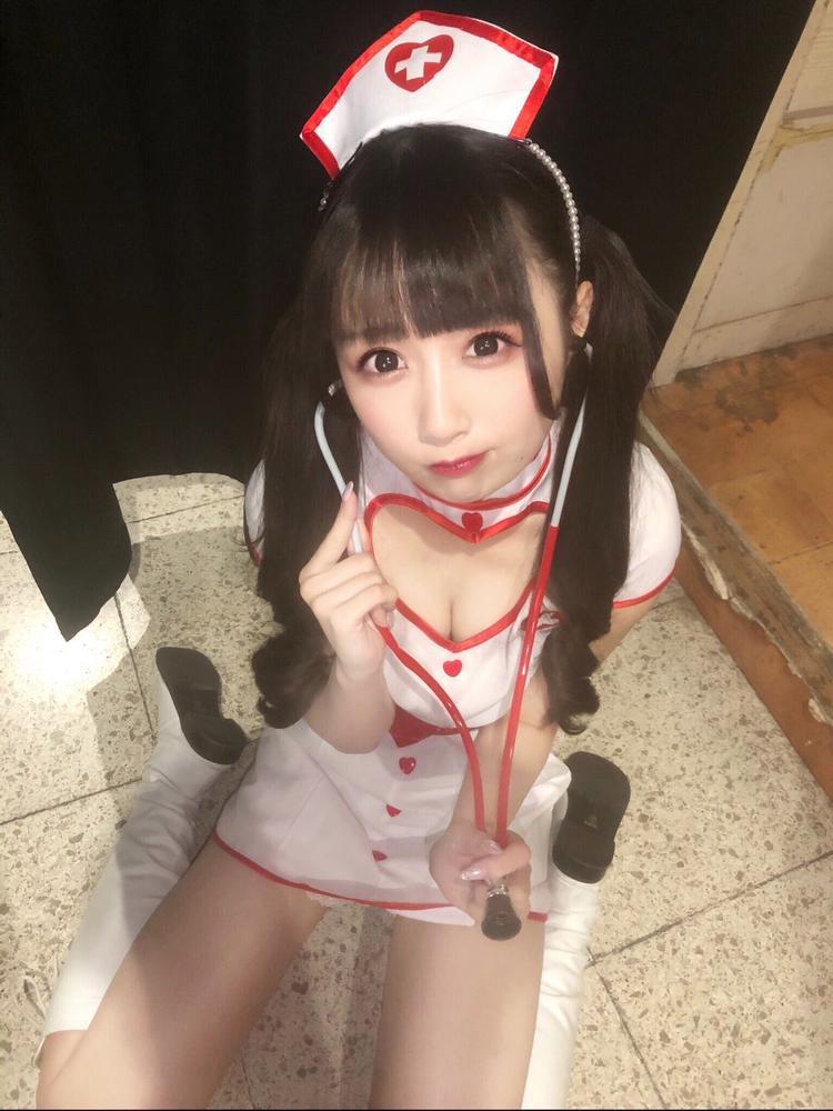 おっぱいに靴下とトイレットペーパー