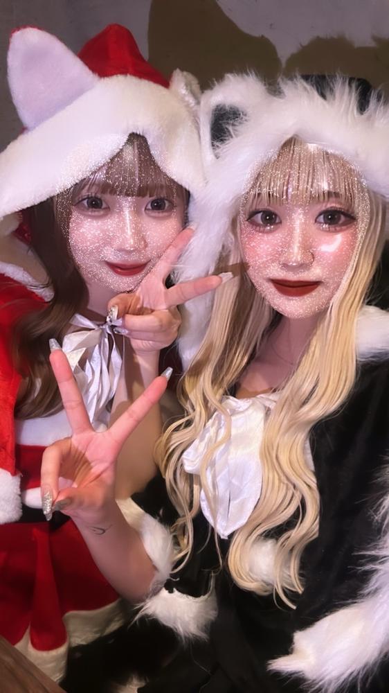こんばんは🌙   　　  メリークリスマスイヴ🎄🖤                      みんなのサンタかわいかったなーーって ずっと写真見返してる🎅🏻🩷                  クリスマスプレゼントでお酒たくさんください🫶🏻                バーレスク　　22:00〜 出勤