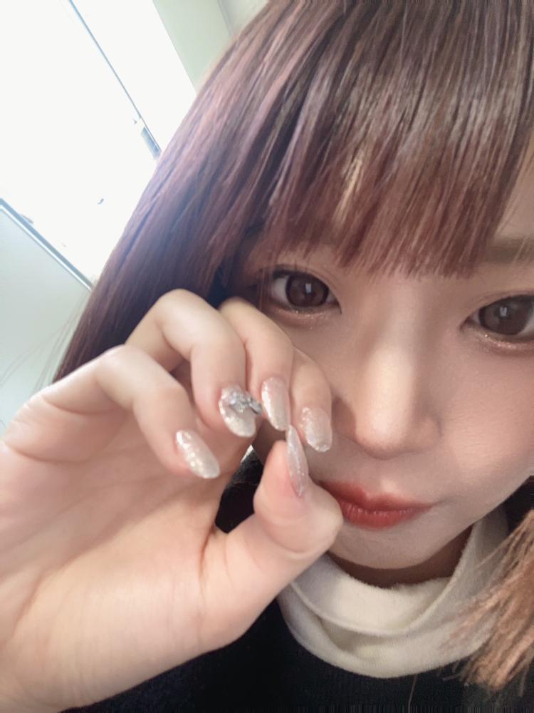 います  ネイル可愛いから見せびらかしだよ  キラキラ大好き    書くネタないだけ    います