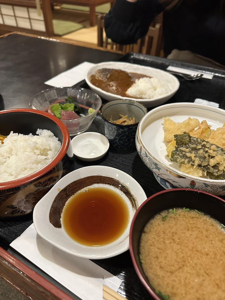 👩‍👩‍👧🌸