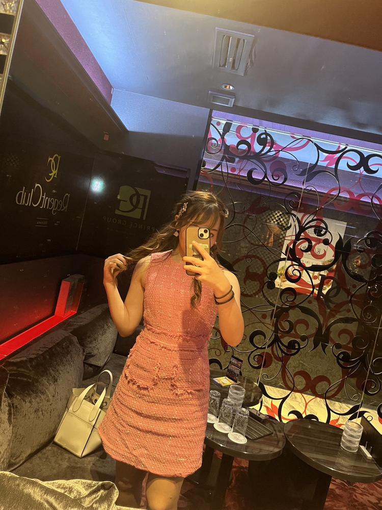 新しいドレスで出勤🩷