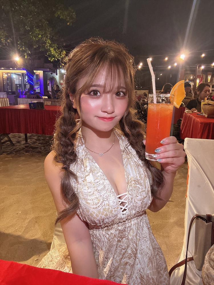 なかなかバリからの余韻が抜けず    私服もすごいバリ化しています🙋‍♀️   そして    バリのブティックで買ったワンピースが可愛すぎて！！      いま洗濯して干してるから明日着ようかな♡     ちなみにこちらです💁‍♀️          柄をよく見ると     あ！バリだなぁってすごく感じるドレスでした♡     でわでわ！     本日も21:30〜出勤です✨      よろしくお願いします🔥        リニア　みな