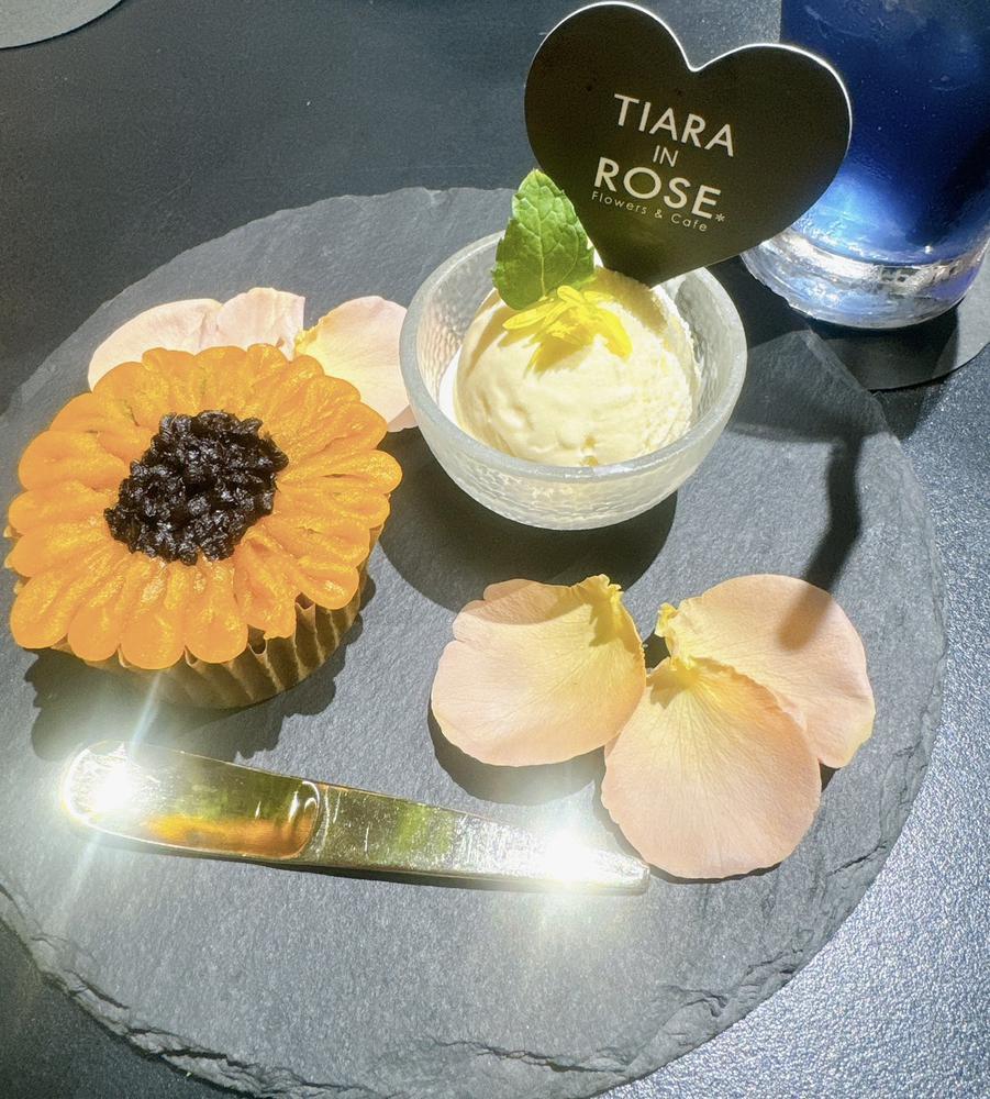 こんばんは  出勤しました😌   雨やだなあ😗    お花のカップケーキ食べました☺️✨