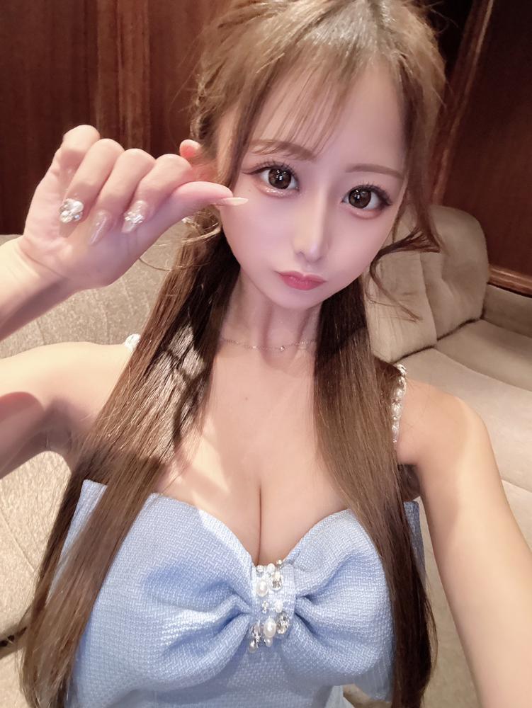 今日はいるよ🩵🩵   華金🌸 気づいたらもう11月だった( ߹꒳߹ )   昨日の休みはほぼ寝て過ごした😴