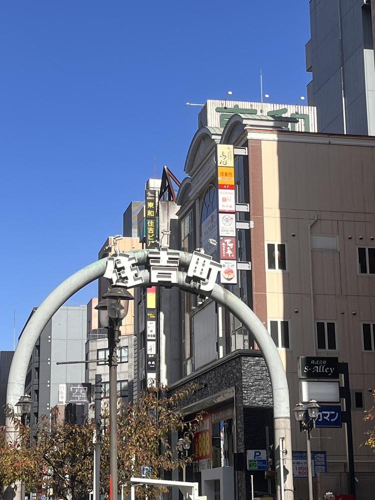 ゆりあしゅー！  やっとこさ財布かえまちた  小銭入れるところもやぶれてるし  お札のとこの下もびりびりでやばかったけど  かえれたあ  なんねんつかってたんやろ