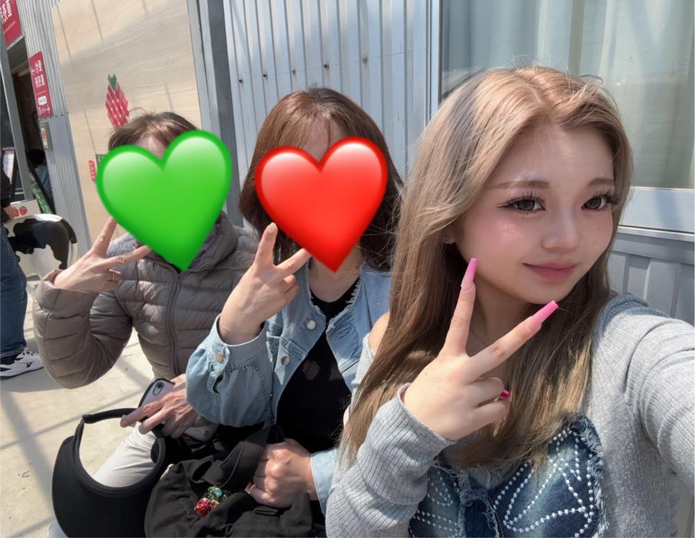 こんばんは👱🏼‍♀️🤟🏾💖           白雪みるです👶🏻💕           ブログ見てくれてありがとうございます❣️           昨日家族で毎年恒例 いちご狩り行ってきたよ🍓           今年２回目のいちご狩り~~~😍💖💖            ちょー美味しかった😋            来年も楽しみだなん🙌            3世代で写真撮ったの😹