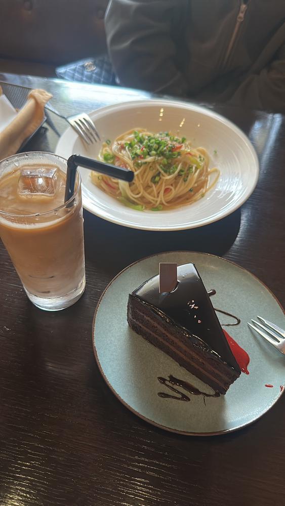 休日のカフェ( ᴖ_ᴖ )