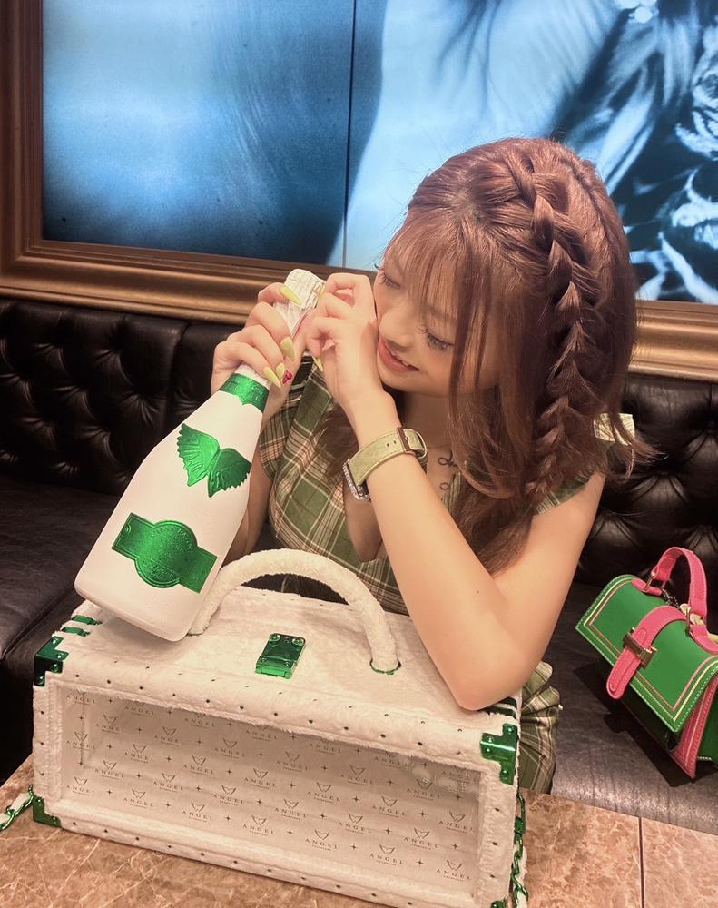 6月、１ヶ月ありがとうございました！  後祝いも何件か、、♡  年末からずうと狙ってたAngelついにGET〜👼🏻‎💕  まじかわい！たまらん！！！  これからもみみの応援団長でいてね(^_^;)  ショットのあれも🥈でした！  え、ブログもこれ風営法どーちゃらで書けん？かったらヤバいから察してくれいっ🤲  7月も宣伝しずらいけどみみの応援団なら分かってくれるであろう☆  また1ヶ月よろしくナ〜〜🌈🌈