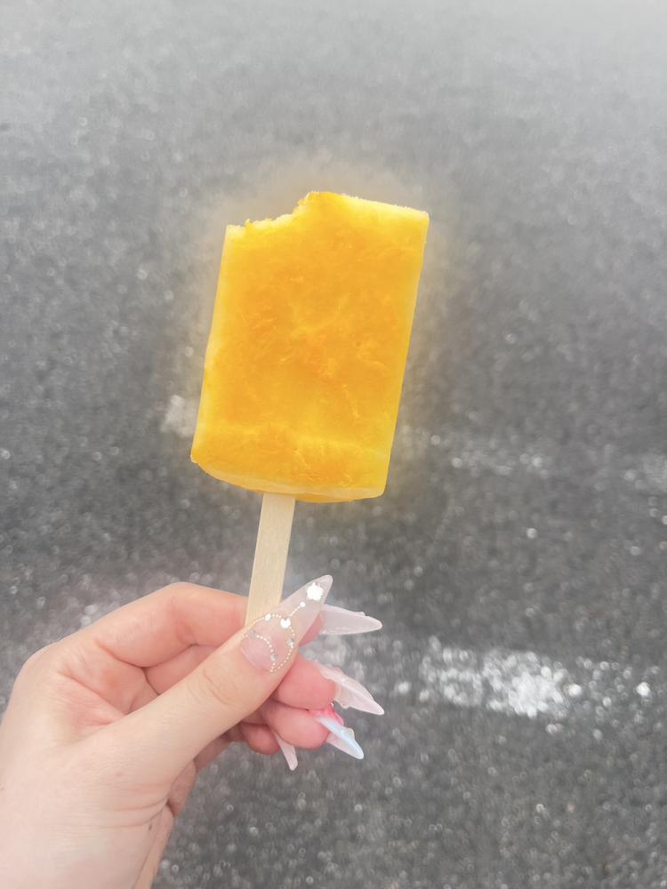 おはよー☀️ 今日も暑すぎるね、🫠 暑すぎてアイスばっかたべてる🧊 みんなはなんのアイスがすき？？  昨日たくさんのめて嬉しかった☺️ ありがとうございました💖  しゅーらす！！ 待ってます🗝