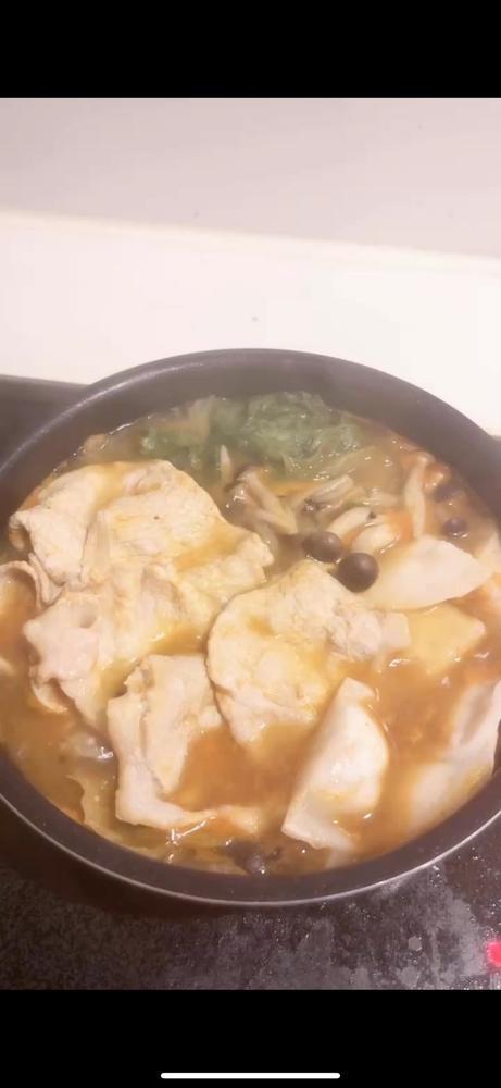 おはよお🤍                     りりです                      昨日はお休みだったので、 沢山寝ました💕︎                  ほんとに寝れるって幸せ♡                        昨日の夜に作ったご飯 食べます🍚                    キムチ鍋作ってみた                      うまかく！！！！               ﾊﾞｲﾆｬﾝ^ >ᴗ<^