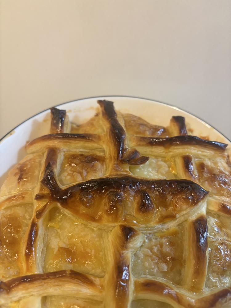 おはようです☀️                                 ピンクのゆみです🙂‍↕️❤️                                今日はシーフードドリアを作りました！                                       パイシートで魚をイメージしてみたんやけど 縮んじゃってよくわからない感じになっちゃった笑