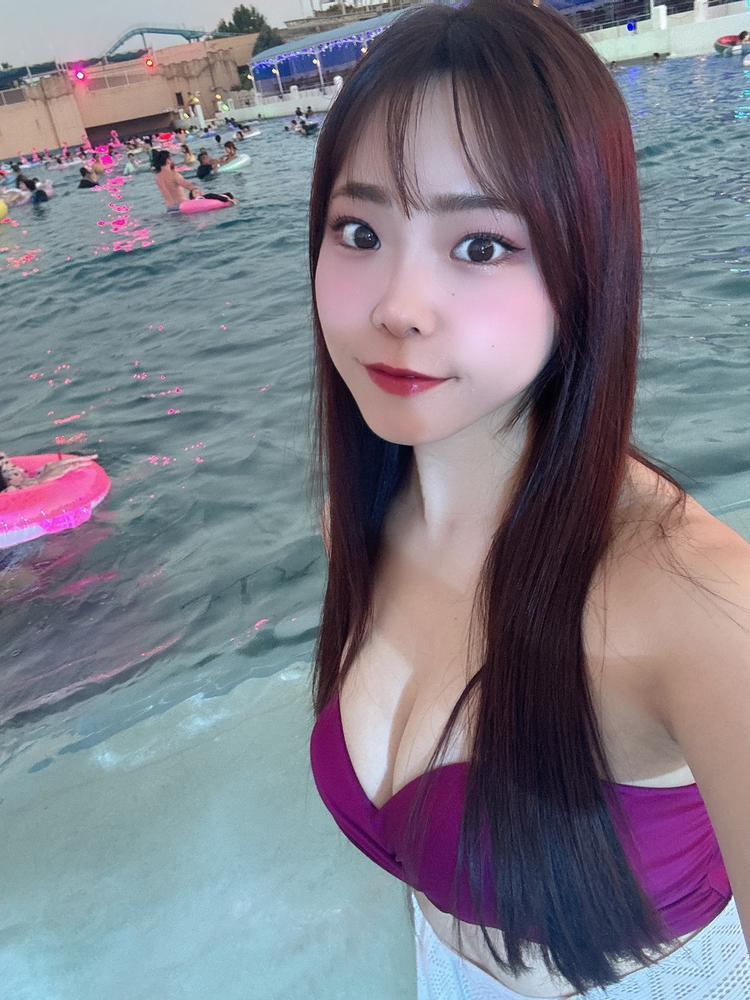 友達とナイトプール💗