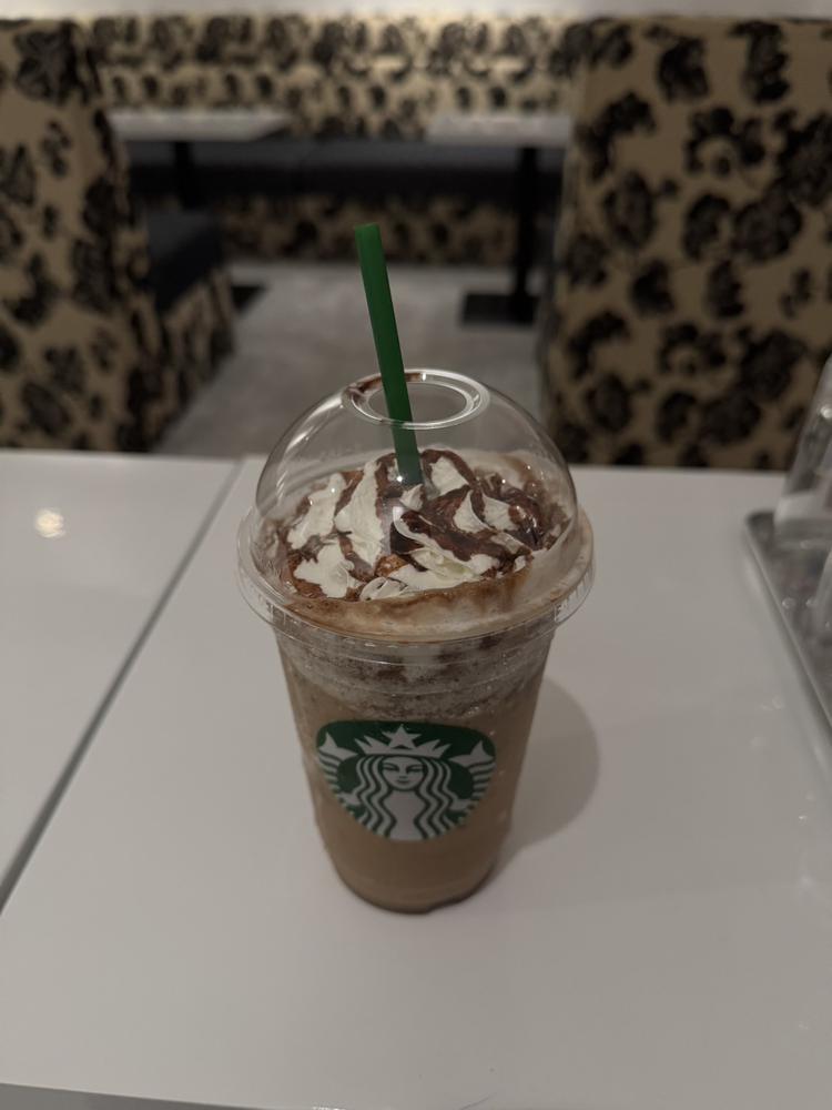 カスタムしにスタバに行きました‼️🌟