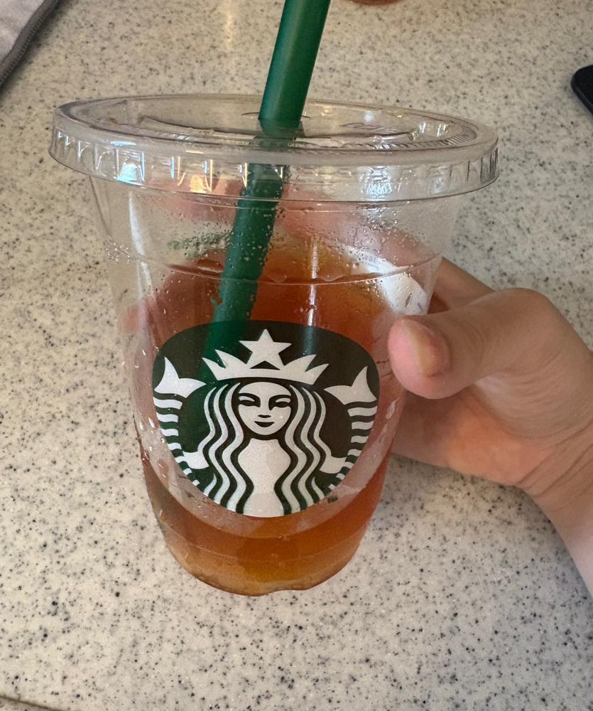 こんにちは！ブログ見てくれてありがとうございます🤍                                              今日も暑いね〜☀️                                                             最近はスタバのピーチティーに大ハマり中おいしい👍🏽                                                                 暑いので熱中症気をつけてくださいね〜！✨