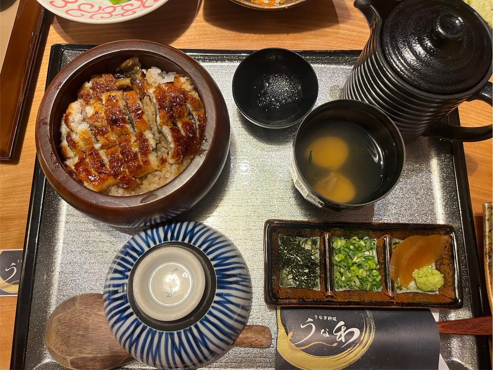 出勤したよ〜！！  今日は出勤前にうなぎ☺️☺️ 久しぶりに食べれたから嬉しすぎた💕  最近美味しいもの食べすぎて幸せすぎる🫶🏻