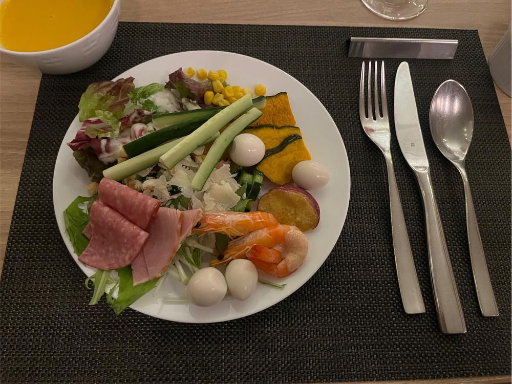 出勤したよ〜！ 今日はビュッフェ🥗🥗  ヘルシーなもの食べたかったけど 誘惑には勝てなさそう どうしたら勝てるんだろ