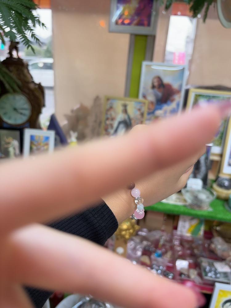 りあめろの手乱入笑笑   これつけてるけどなんか運悪い  洗って太陽に当てなきゃ。。。。  いや、ばか洗脳されてる人じゃん笑   すぴすぴ🤑🤑🤑