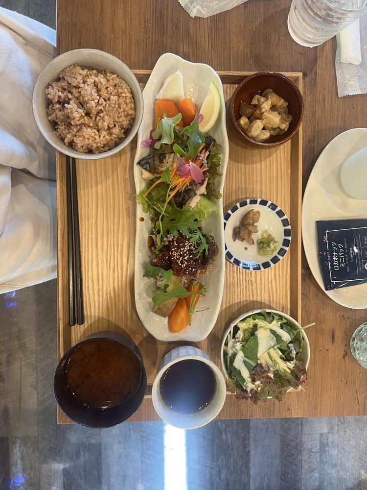 ランチしてきましたー。 おいしいごはんだったよ 魚定食にしたら 生お麩を初めて食べて衝撃だった👀💫 またたべたいか！買いたい！！　  市販でうってるのかな