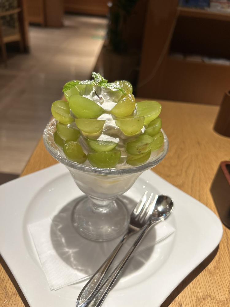 やっぴーりこです✨  本日はおやすみいただいてます🥺🩷  シャインマスカットパフェ たべたぁ🍨 鬼の甘党なのでとても幸せなう ( . ̫.)♥(.ˬ. )