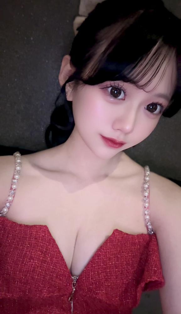 みてみてぇぇ NEWドレス  赤だよ❤️❤️  割といつも露出抑えめなんやけど はじめてこーゆーの 選んでみたの꒰ ྀི ∩⸝⸝∩ ꒱♥︎