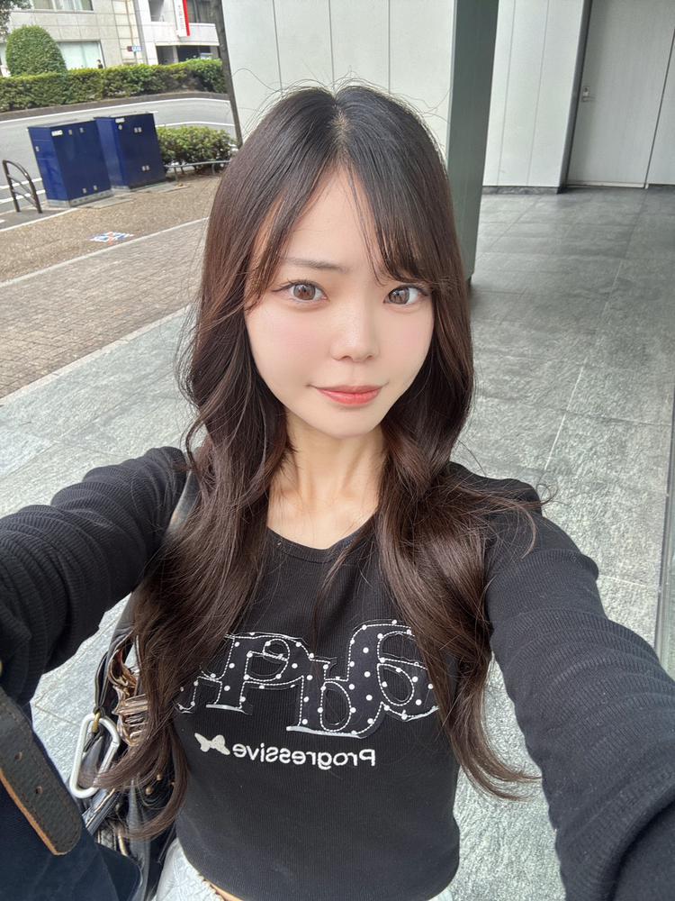 こんばんは〜🐈‍⬛🌙                               ピンクのななです🎀💕                                   髪の毛伸びたよーん！                              髪の毛ロングで初めてのヘヤメ嬉しい〜                                       今日出勤してます！