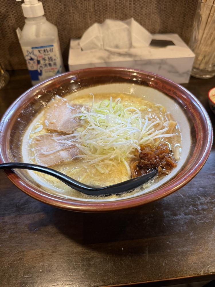 今日は何の日か調べたけど  あまり思いつくことがなかったので  今日は何の日発表会を中止します🙂‍↕️笑   ブログに毎日ラーメンの写真載せるから  ブログ書こうとするとお腹すいてきます🍜💧‬   ということで今日もラーメンどうぞ☺️❣️