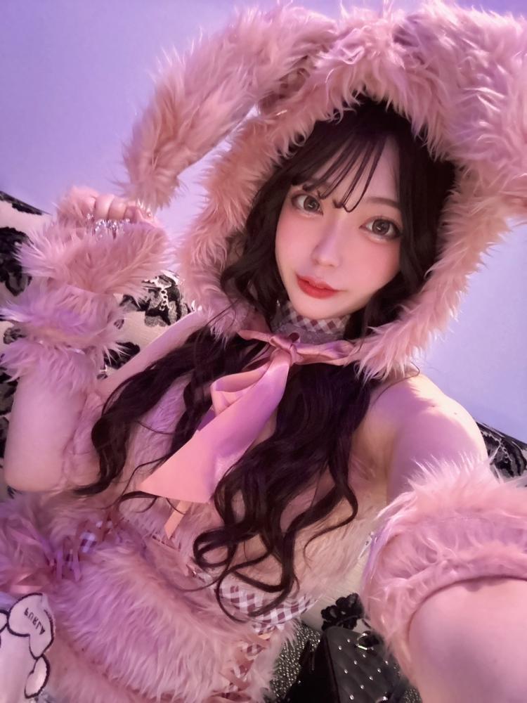 ぴんくいます〜🎀                       1時まで！🪽                     今日もうさぎさんなので見に来てください🐰                          待ってます🩷                             心愛もえ🍨