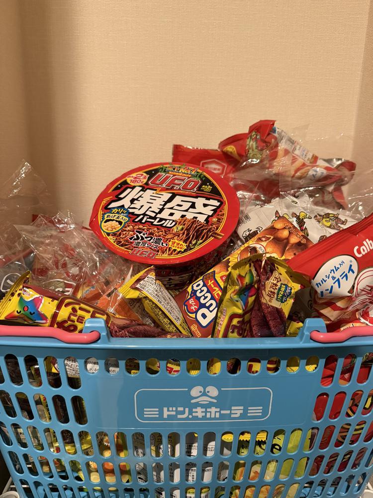 家の収納棚お菓子まみれwww😂