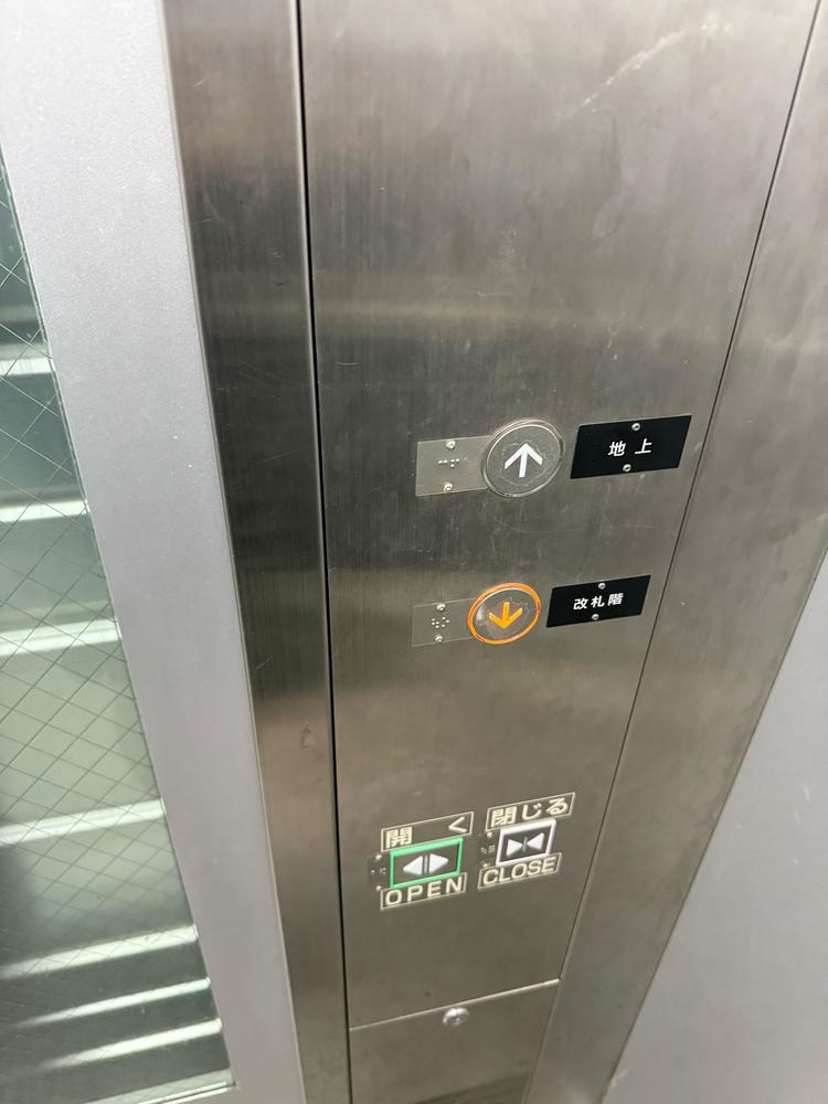 なるべく階段を使わない女笑