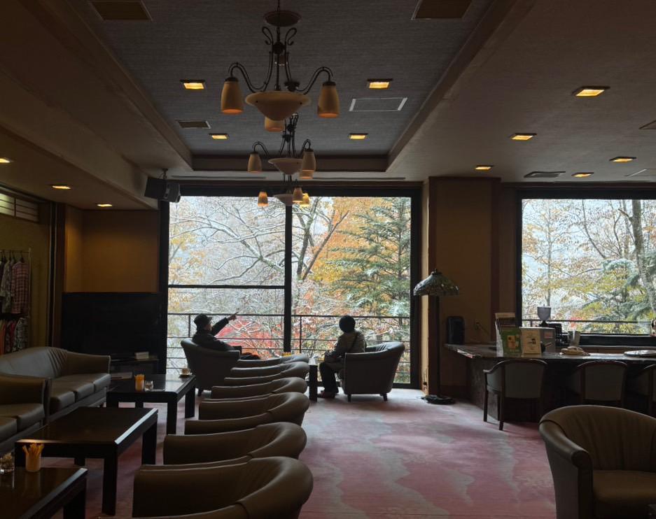 初雪を感じながら旅館で暖まる‼️🌟