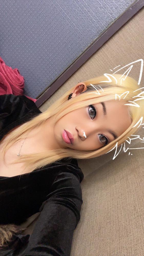 こんばんは！MIRAI💜です             本日、出勤してます✨️           髪色変わった？かなー             明るすぎて頭ハゲそう笑笑            頭皮がだいぶ限界迎えてます笑笑