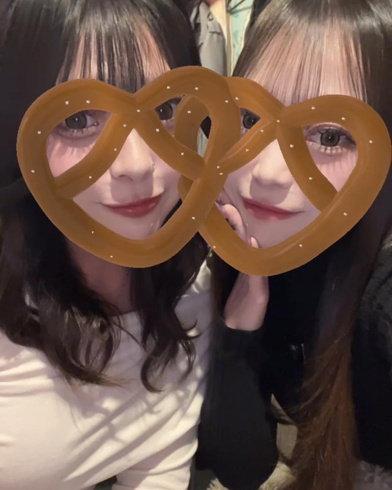 👩🏻‍❤️‍👩🏻