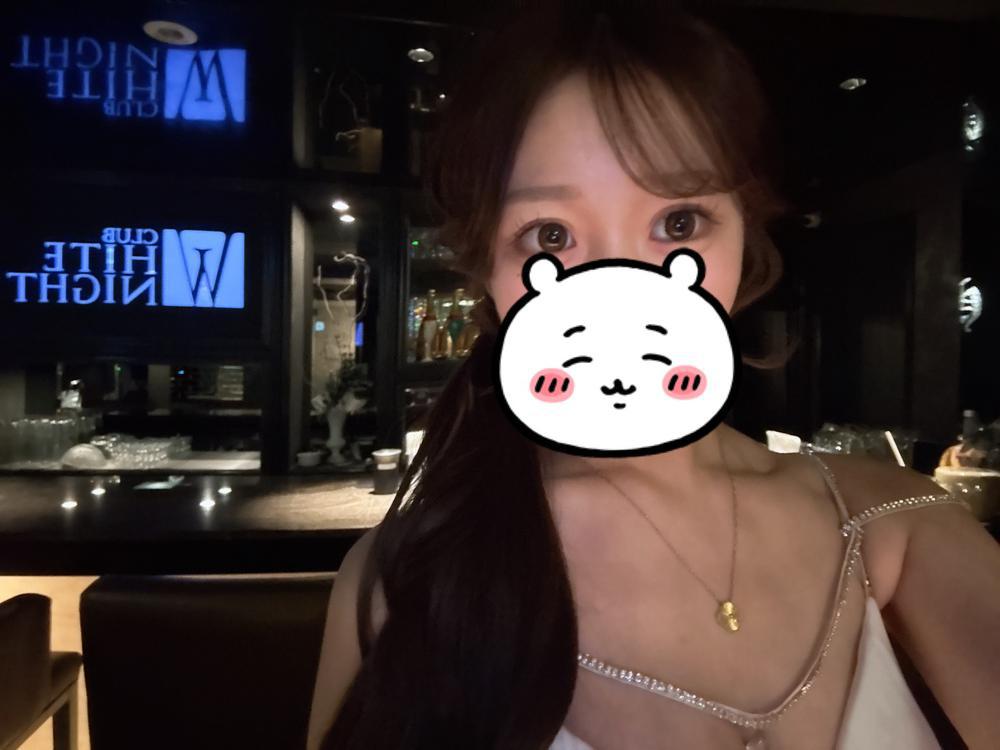 今日でラスト！！     今年最後の出勤です🌙     あっという間の1年で、嬉しいことも大変なこともたくさんあったけど     こうして無事に年末を迎えられたのは支えてくれたお客様のおかげです🥂