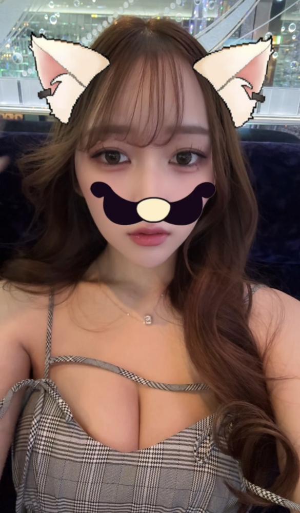 やぴー   エクステつけた!   きのう朝から美容室 行ってきたんだ〜ˉ̞̭ ( ›◡ु︎‹ ) ˄̻ ̊    半年ぶりぐらいに エクステつけたよ😆  ロングかわいい〜💞💞