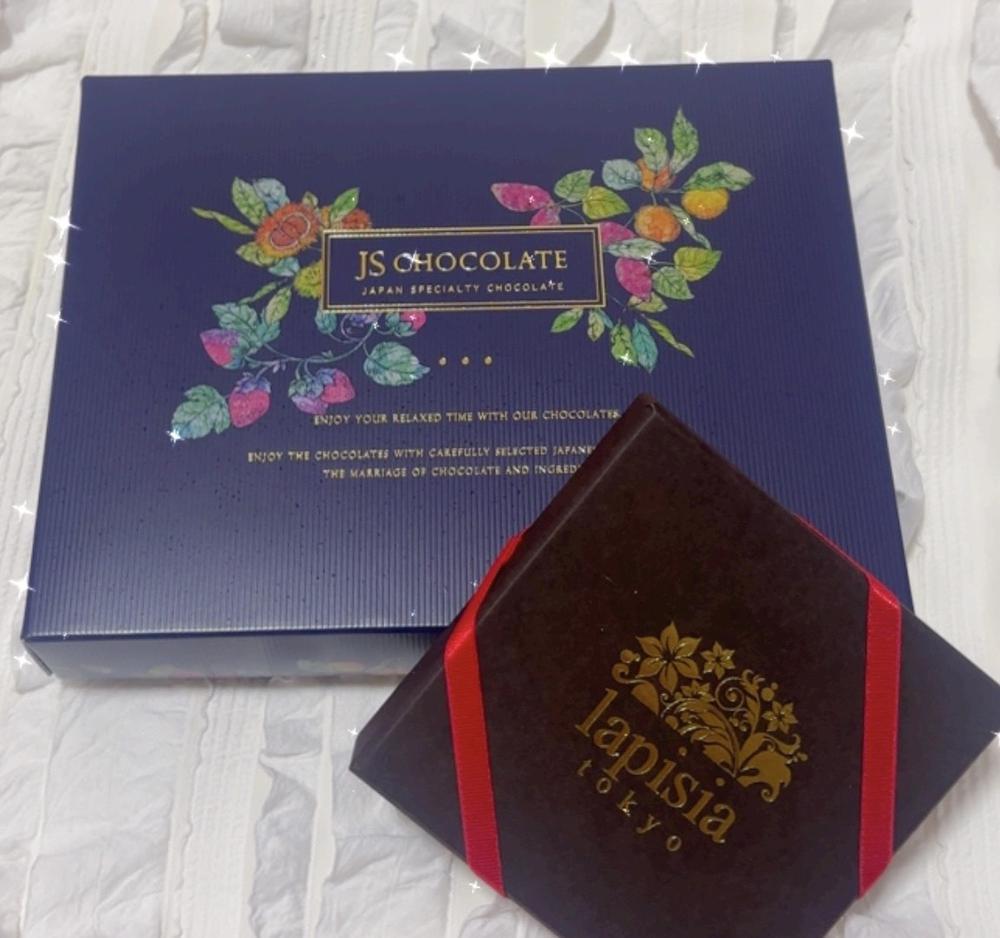 こんばんは～🌙*ﾟ🌃                        昨日の嬉しい♡♡♡  私の初めてのお客様にプレゼントいただきました～～～!!!!!!!!!!!!!!!                    私の大好きなチョコレート!!毎日少しずつ食べますΨ( 'ч' ☆)                   もうひとつは🙊🙊🙊🙊                    大切に使います✨✨✨