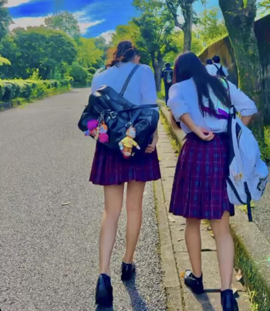 今日から学園祭らしい👧🏻‎🫶  高校時代ん時の写真載せとこ📸   雨の日は学校行ってなかったし  後2回休んでたら卒業出来なかったし  制服着てる写真全然ないし  高３には気づいたら スクバぬいぐるみだらけだったし  自由人すぎて全部いい思い出すぎる  JK戻りたいな😢💭💗