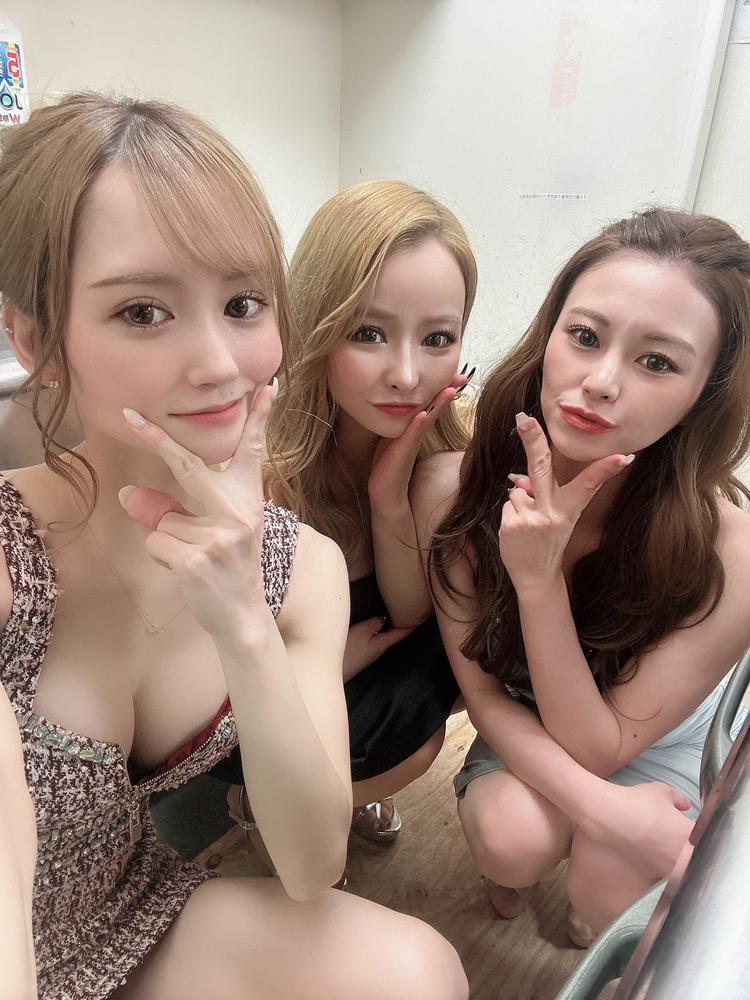 お姉様方との写真っ‼︎✌︎('ω'✌︎ ) 今日も出勤です💞