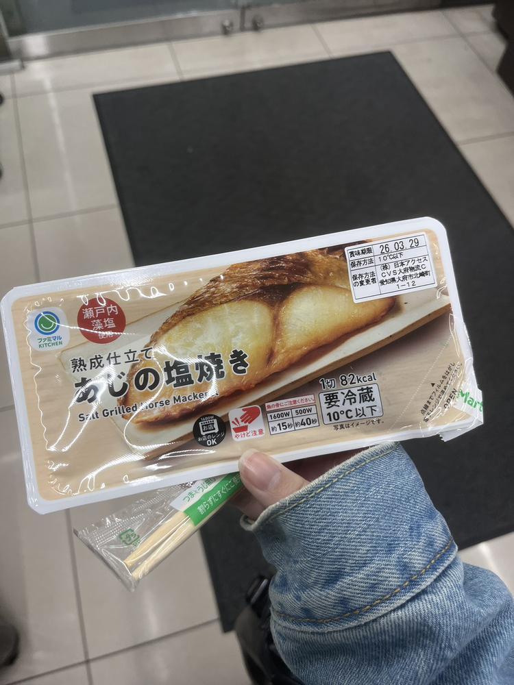 りりあだよー 今日はずっとゴロゴロしてた お腹すいた😌😌