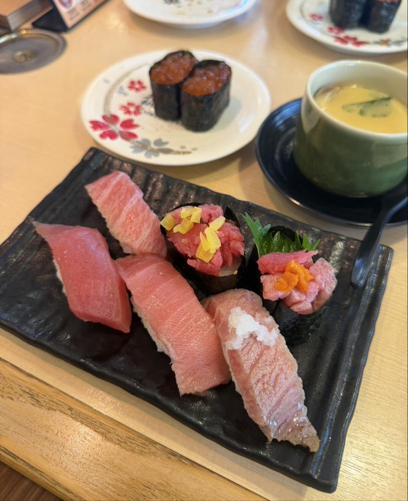 今日はお昼にお寿司食べた💗💗                          大トロと、ウニと、イクラがだいすき！                            いっぱい食べてがんばろーっと🥺✨