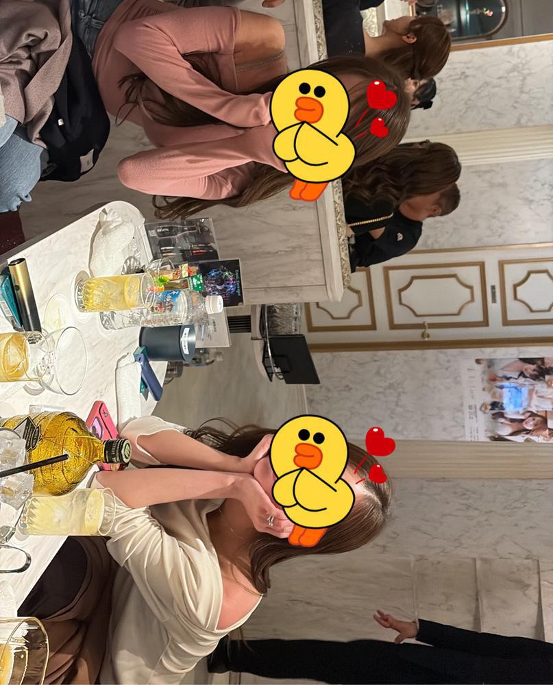 双子のお姉ちゃん2人が遊びに来てくれた♡   この前お姉ちゃんと韓国料理食べに行ってワイン飲みに行ってそのまま出勤だったんだけど、お姉ちゃんが遊びに来てくれたのー！！    めっちゃ楽しかった✨    昔はめっちゃ仲悪かったけど、今となってはめちゃくちゃ仲良いから幸せだな☺️    お父さんとお母さんに感謝🥲    占い師に将来子供を産むとき双子が産まれるよって言われた！笑     女の子がいいな👧🩷    出勤です✨