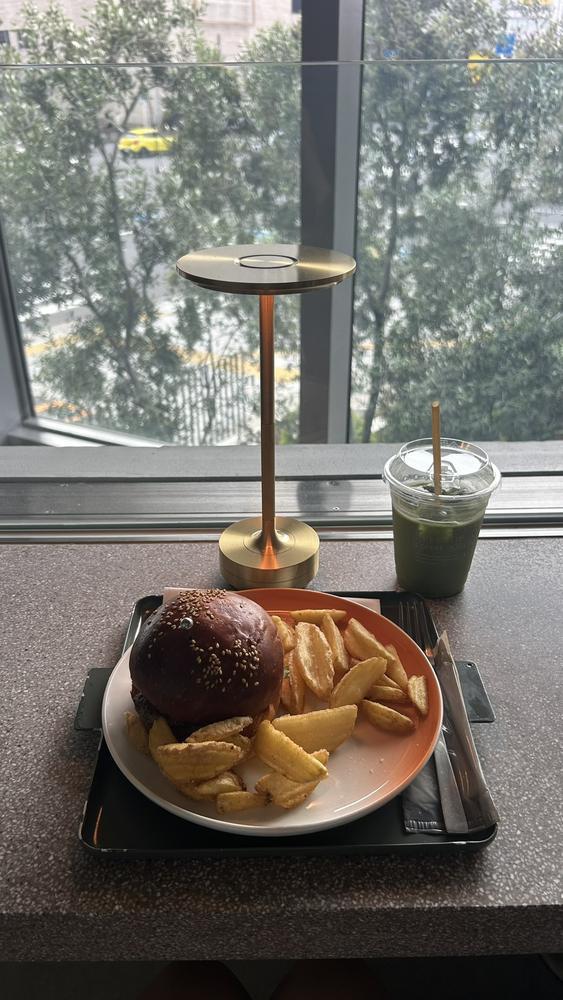 やっほ〜                         かなでだよん🎶                         この前新しいカフェを開拓したの！                         新栄にあるカフェなんだけど                         コーヒーとハンバーガーが有名なお店🍔☕️                         かなではコーヒー飲めないから                         抹茶オレ頼んだよ🍵