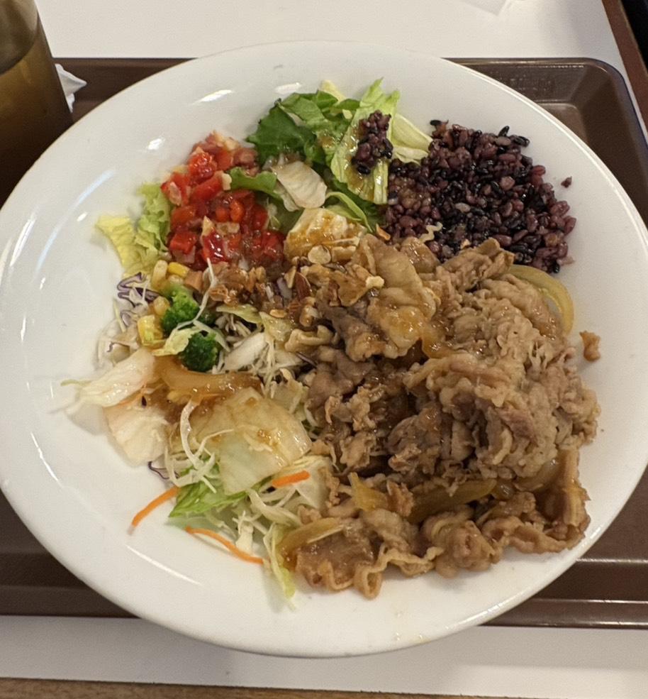 牛丼とサラダ