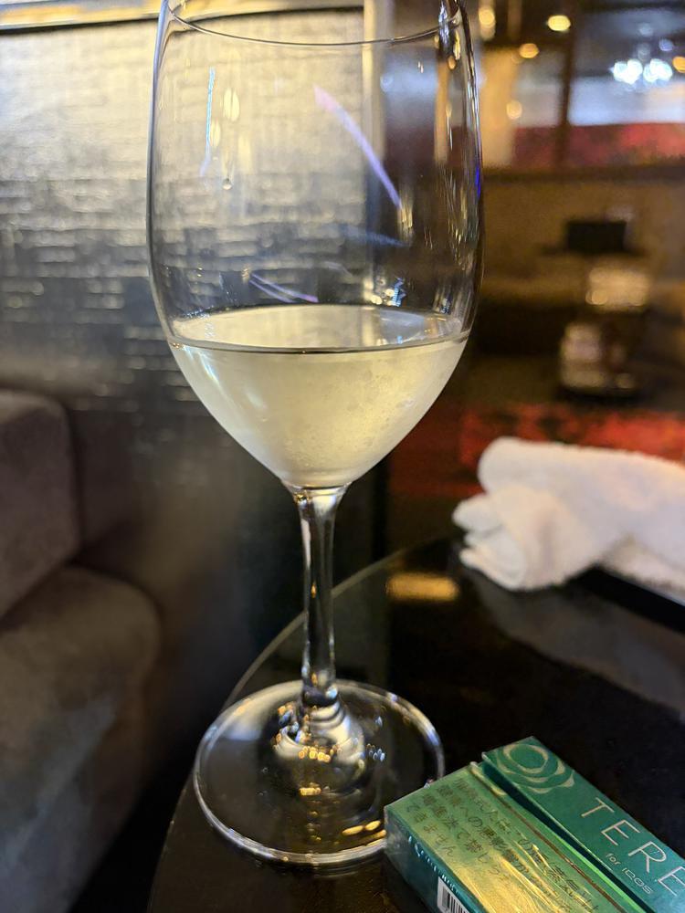 お店で初めて白ワイン飲んだ
