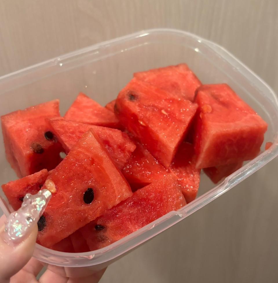 毎日スイカ食べてる