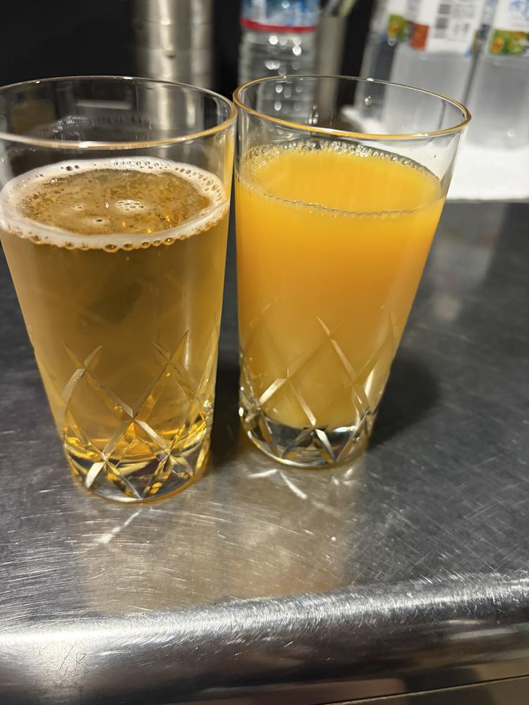 ビールとオレンジジュース