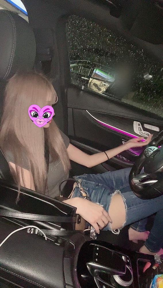 最近          エクステつけてから          やっぱロングかわいいいぃい          ってなってる🤦‍♀️         髪切らなければよかった🤦‍♀️