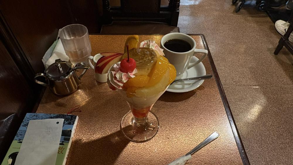 大阪なんか変な人いた、喫茶店での1人時間が😭