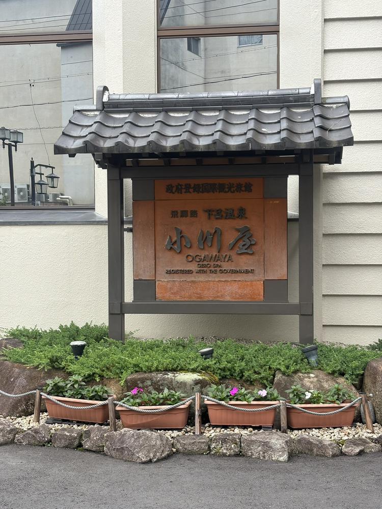 不幸だと思い込むと、不幸な所をドンドン見つけてしまうもの。小さな不幸は気にしない、小さな幸運を見つけることを楽しむといい。