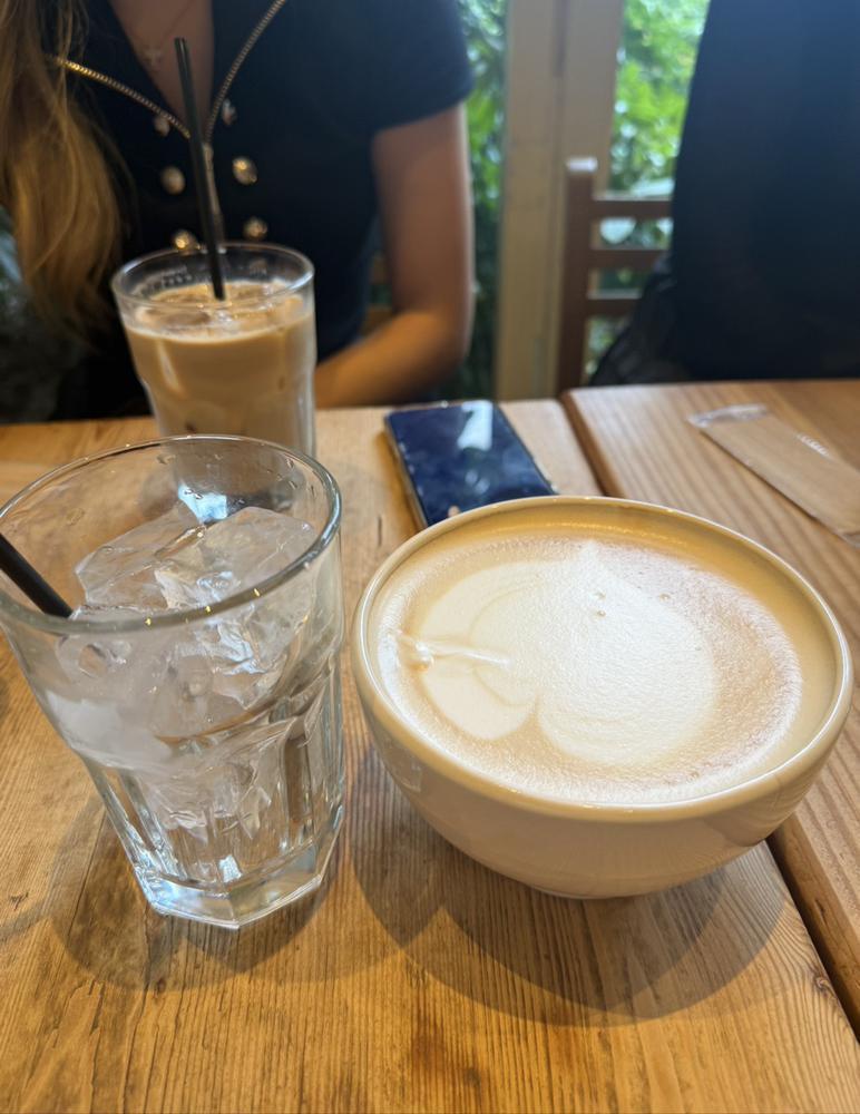 カフェラテ頼んだら 私だけどんぶりで来ました☕️